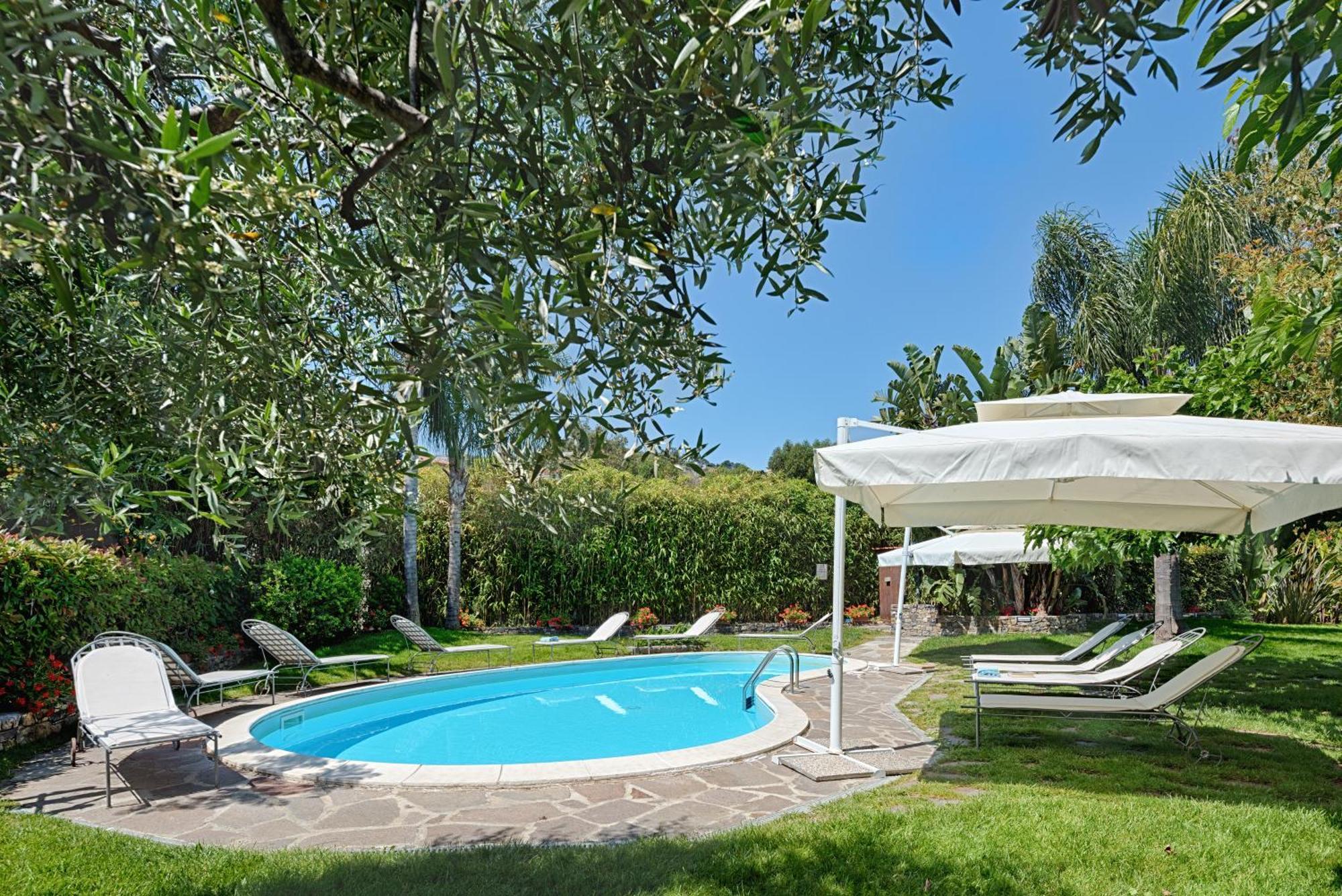 Casa Vacanze Nel Giardino Di Renzo Imperia Bagian luar foto